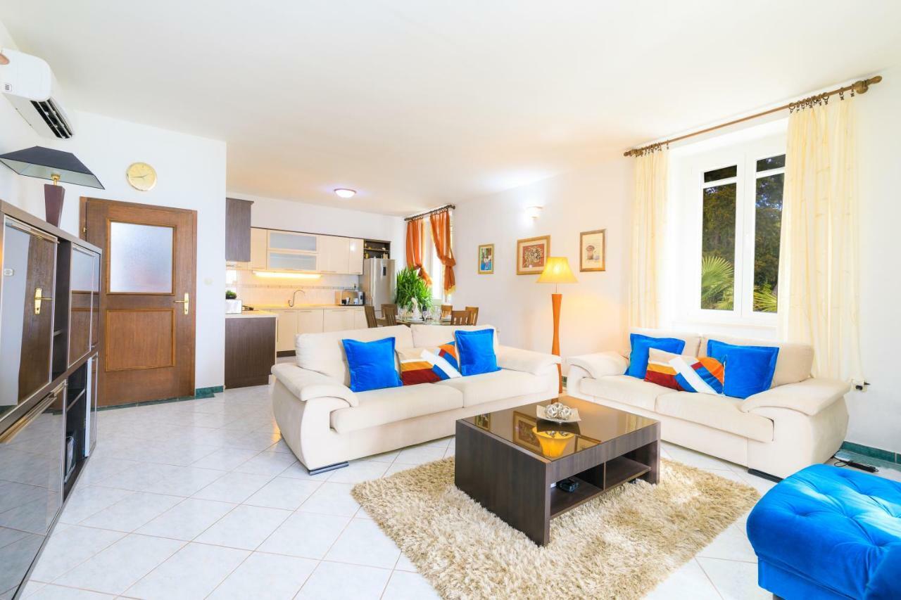 Holiday Home Obrov Kastela Exterior photo