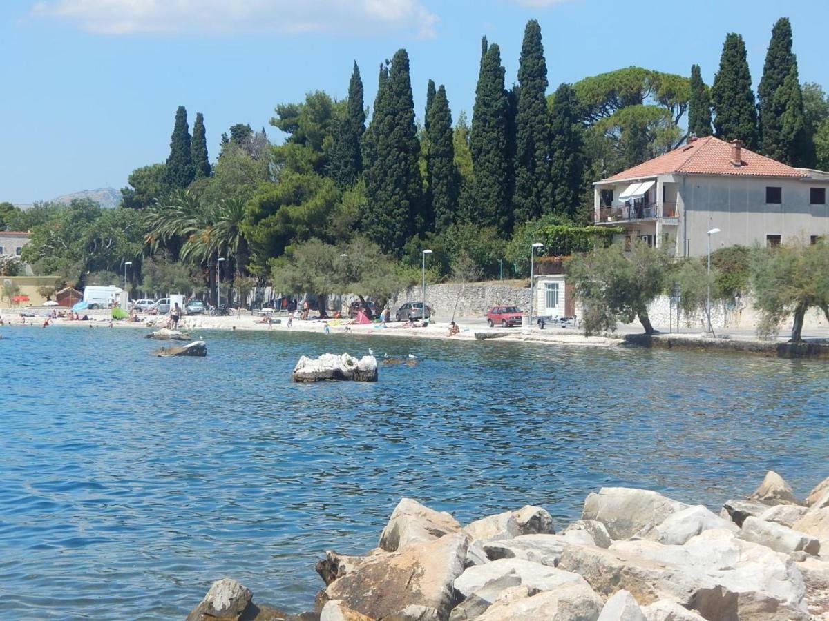 Holiday Home Obrov Kastela Exterior photo